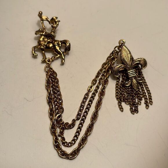 Vintage Gold Tone Knight and Fleur De Lis Sweater Cloak Pin - Picture 1 of 7